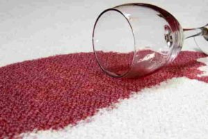 Как вывести пятно от вина на ковре