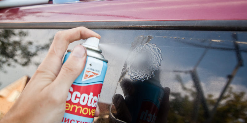 Чем оттереть клей от машины