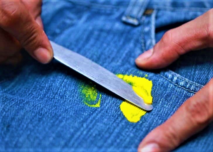 Чем оттереть засохшие пятна краски на джинсах