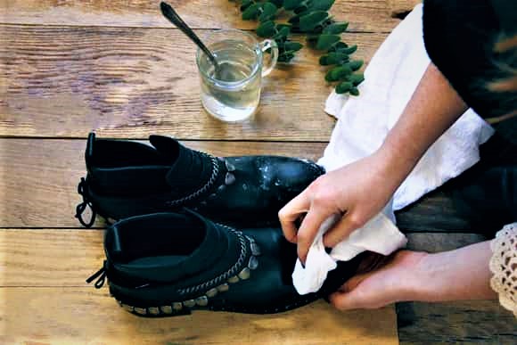 Чем оттереть клей с обуви из ткани и замши в домашних условиях.