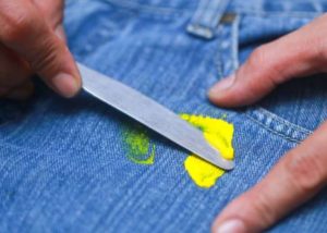 Как оттереть засохшие пятна краски на джинсах