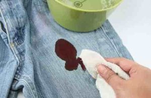 как отстирать кровь с джинсов