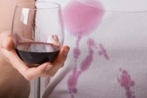как вывести пятно от красного вина