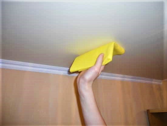 Как очистить потолок от краски