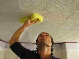Как удалить акриловую краску с потолка