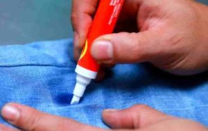 Чем отстирать пятно шариковой ручки с джинсов