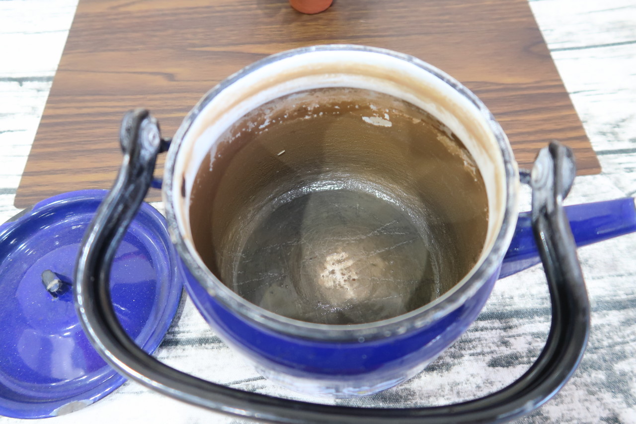 Как очистить эмалированный чайник от накипи