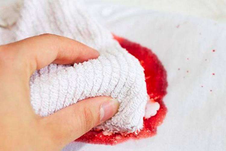 Как отстирать кровь с мягкой мебели?