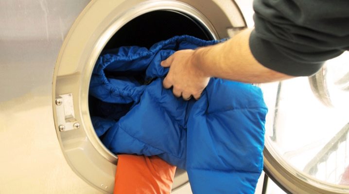 Как стирать куртку в стиральной машинке?